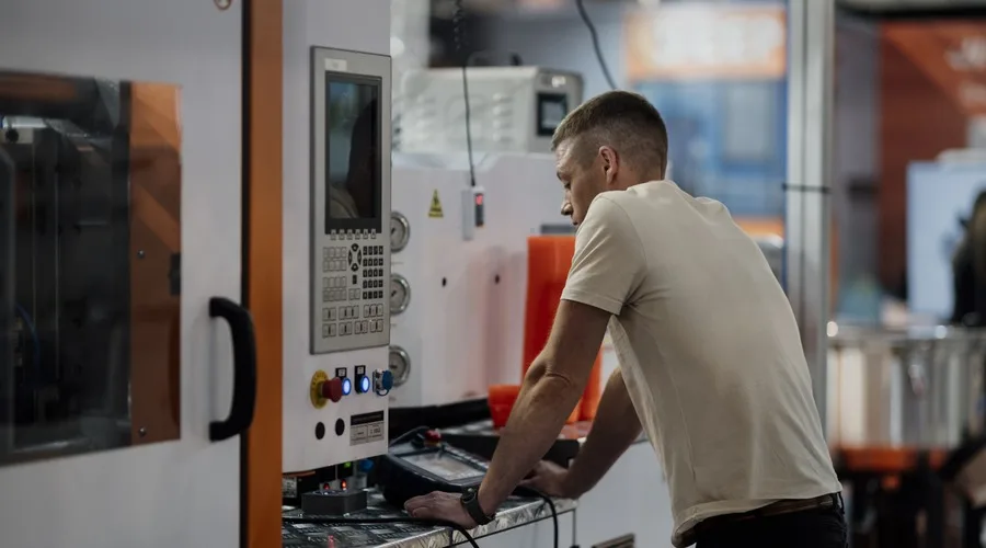 Gumikeverék-készítő képzés a MODELLO Intézetben — gyakorlati oktatás ipari keverőgépen
